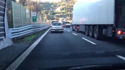 Porto di Prà-Voltri bloccato, gravi disagi al casello autostradale