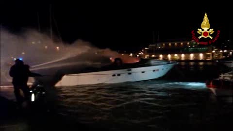 Yacht in fiamme a Loano, tre vittime tedesche. Le immagini dei vigili del fuoco