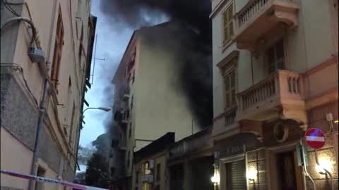 Incendio in un magazzino di Sestri Ponente, le immagini