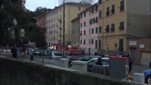 Petardo scatena l'inferno a Sestri Ponente, magazzino in fiamme: le immagini