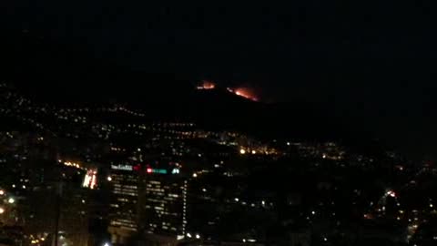 Incendio a Nervi, il fronte delle fiamme al calare della notte