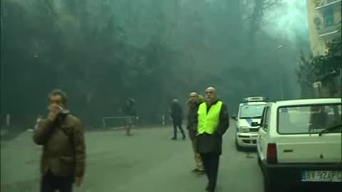 Fiamme sulle alture di Genova, incendio a pochi metri dalle case in via Pineta