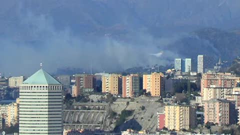 Fiamme sulle alture di Genova, la situazione a Pegli 2 a metà mattina