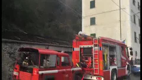 Fiamme sulle alture di Genova, la situazione in via Varenna 56