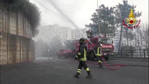 Incendio in via Salgari, le immagini dei vigili del fuoco