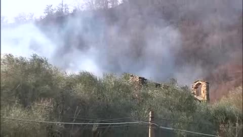 Incendi in Liguria, fiamme a Pieve di Teco: le immagini