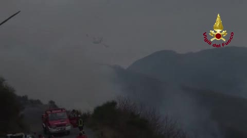 Incendi: brucia ancora l'imperiese, ecco un Canadair al lavoro