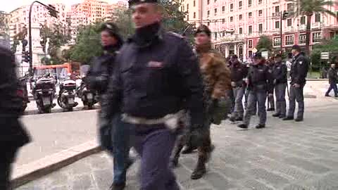 Genova, un pomeriggio di controlli con la polizia in via Prè tra spaccio e abusivismo