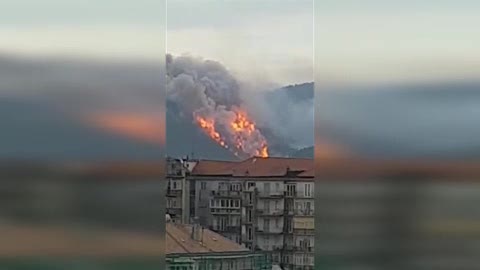 Incendio tra Vado e Bergeggi, case minacciate sopra il porto