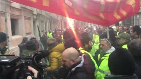 Amiu-Iren, protesta in Comune: insulti al sindaco sotto Palazzo Tursi