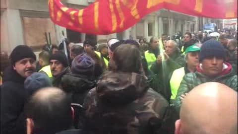 Amiu-Iren, la protesta dei lavoratori sotto Palazzo Tursi