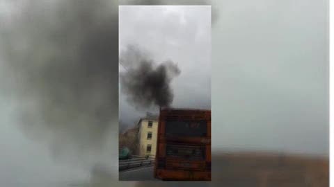 Fumo nero da un bus Amt, il video di un telespettatore