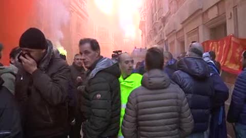 Amiu-Iren, protesta dei lavoratori davanti a Palazzo Tursi