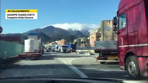 Camion alla Derrick, è ancora caos: i trasportatori sul piede di guerra