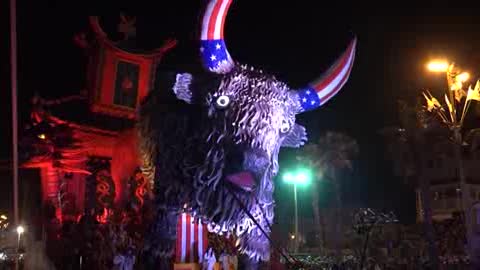 Lo spettacolare carnevale illumina la notte di Viareggio sul mare