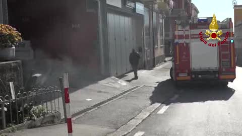 Multedo, incendio in via Riggio: fumo denso, officina evacuata