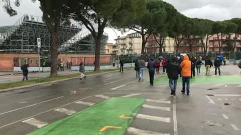 Genoa, i tifosi rossoblu in trasferta a Empoli. L'ingresso allo stadio: le immagini