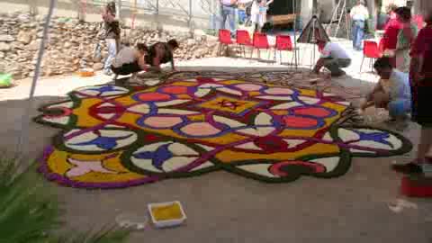 Tutto pronto per l'infiorata di domenica 26 marzo in piazza De Ferrari 