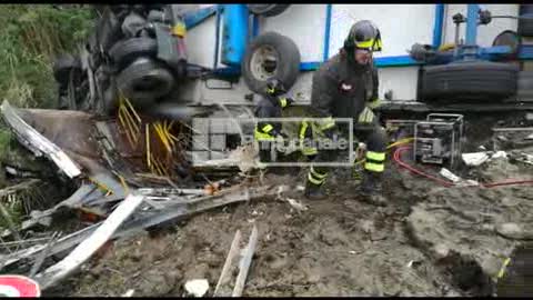 Camion travolge auto e cantiere in A10: due operai morti schiacciati e 9 feriti. Le immagini