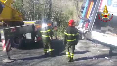 Incidente mortale in A10: le immagini della rimozione dei mezzi