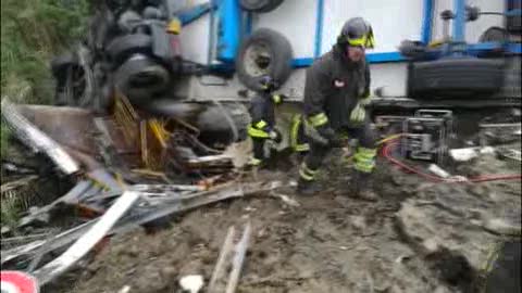 Tir travolge cantiere in A10: due operai morti e 9 feriti. Liguria spaccata in due