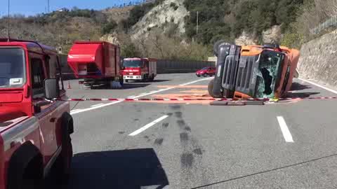 Tir si ribalta tra Varazze e Arenzano, ecco le immagini dell'incidente (2)