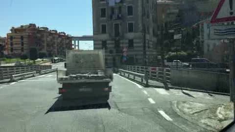 Tir ribaltato in A10, i camion bloccati in coda sul viadotto a Varazze