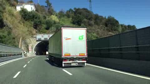 Tir ribaltato in A10, riaperta una corsia tra Varazze e Arenzano