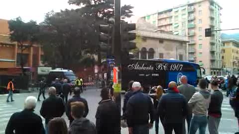 Caos Genoa, il pullman dell'Atalanta lascia lo stadio tra l'indifferenza dei tifosi rossoblu