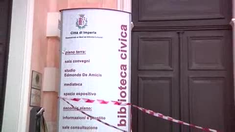 Il sindaco Capacci chiude la biblioteca civica di Imperia, le proteste dell'opposizione