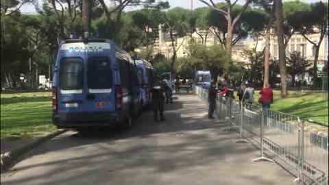 Minniti a Genova, rischio antagonisti: gli agenti davanti alla stazione Brignole