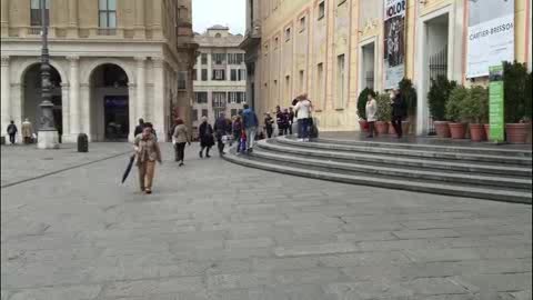 Finalmente stop a venditori abusivi in Piazza De Ferrari, presidio della polizia locale di Genova