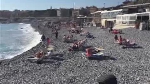 Genova, il mare di Pasqua piace a tutti: prima tintarella da Milano all'Ungheria