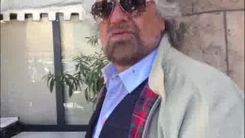 Beppe Grillo 'pizzicato' a Genova da Primocanale: 