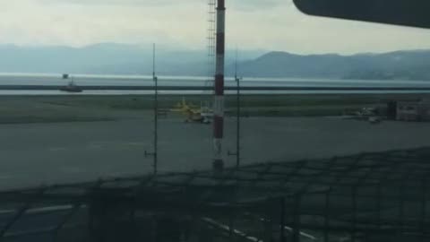 Si blocca il carrello al momento dell'atterraggio, canadair in difficoltà al Colombo