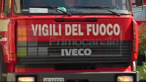 Incendio Casella, padre lancia il figlio dalla finestra per salvarlo: le immagini