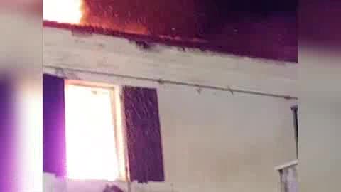 Incendio Casella, padre lancia il figlio dalla finestra per salvarlo. Le immagini delle fiamme