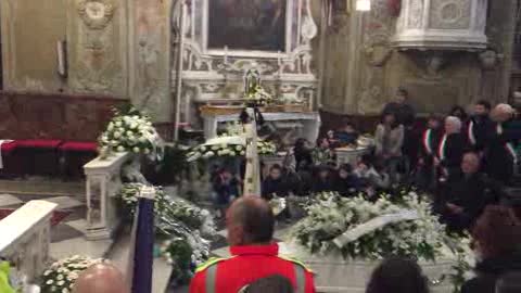 Incendio di Casella, i funerali del piccolo Giuseppe: le immagini durante la celebrazione 