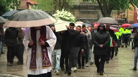 L'addio di Casella al piccolo Giuseppe. Il vescovo Viola: 