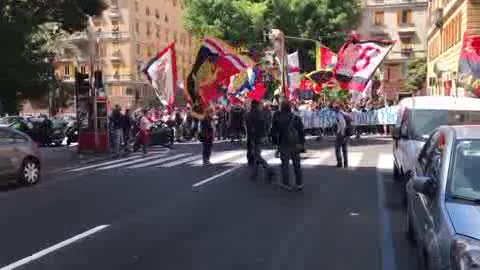 Genoa, partito il corteo dei tifosi rossoblu da Piazza Alimonda: le immagini (2)