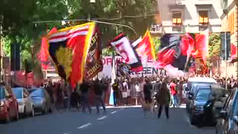 Il corteo dei tifosi del Genoa verso il Ferraris, sventolano le bandiere rossoblu (3)