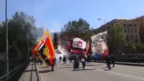 Il corteo dei tifosi del Genoa sul ponte di Sant'Agata: le immagini 