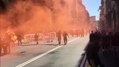 Vigili del fuoco, corteo in centro a Genova: 