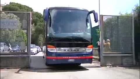 Genoa, l'arrivo del pullman rossoblu a Pegli durante la diretta su Primocanale