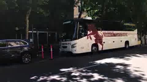 Genoa-Torino, la partita della vita: ecco il pullman dei granata in attesa di partire per il Ferraris