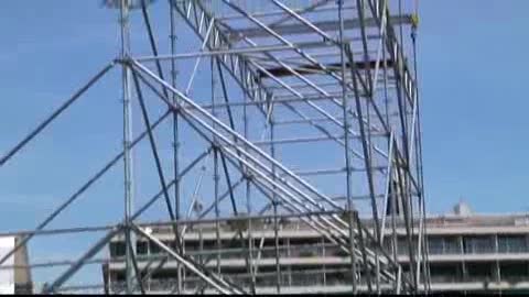 Papa Francesco a Genova, il palco di piazzale Kennedy prende forma 