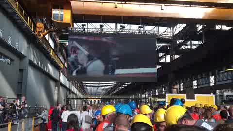 Papa Francesco a Genova, l'attesa degli operai dell'Ilva (3)