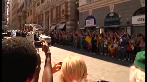 Papa Francesco a Genova, la papamobile abbandona San Lorenzo