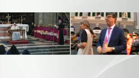 Papa Francesco a Genova, l'Arcivescovo Bagnasco accoglie il Pontefice in Cattedrale