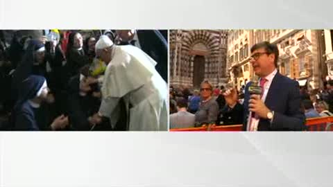 Papa Francesco a Genova, le voci dei fedeli fuori dalla Cattedrale: 